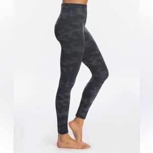 SPANX seamless camo leggings look at me now black size small